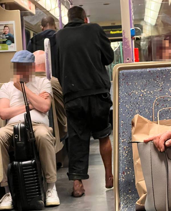 Ein Obdachloser in einer KVB-Bahn