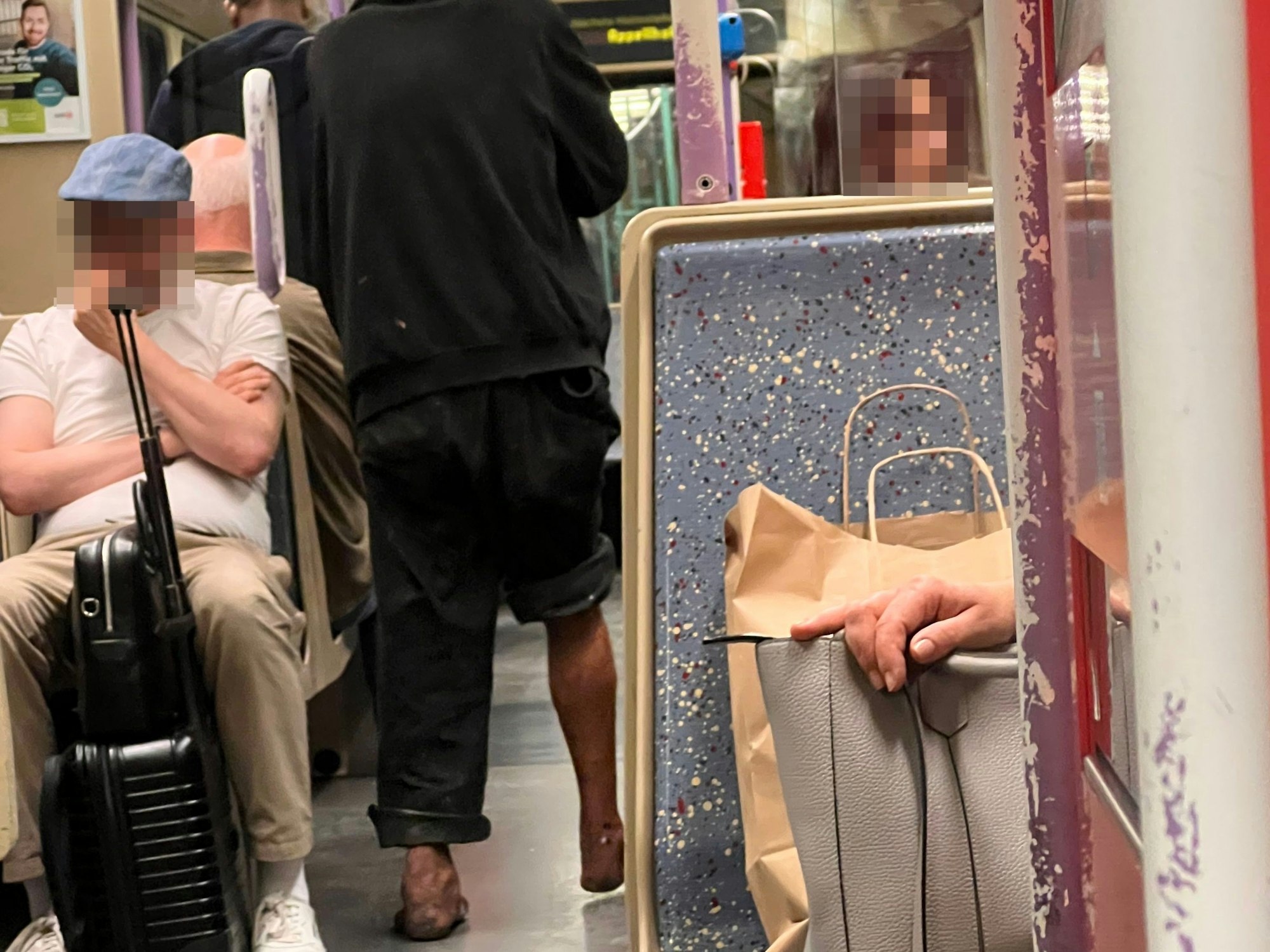 Ein Obdachloser in einer KVB-Bahn