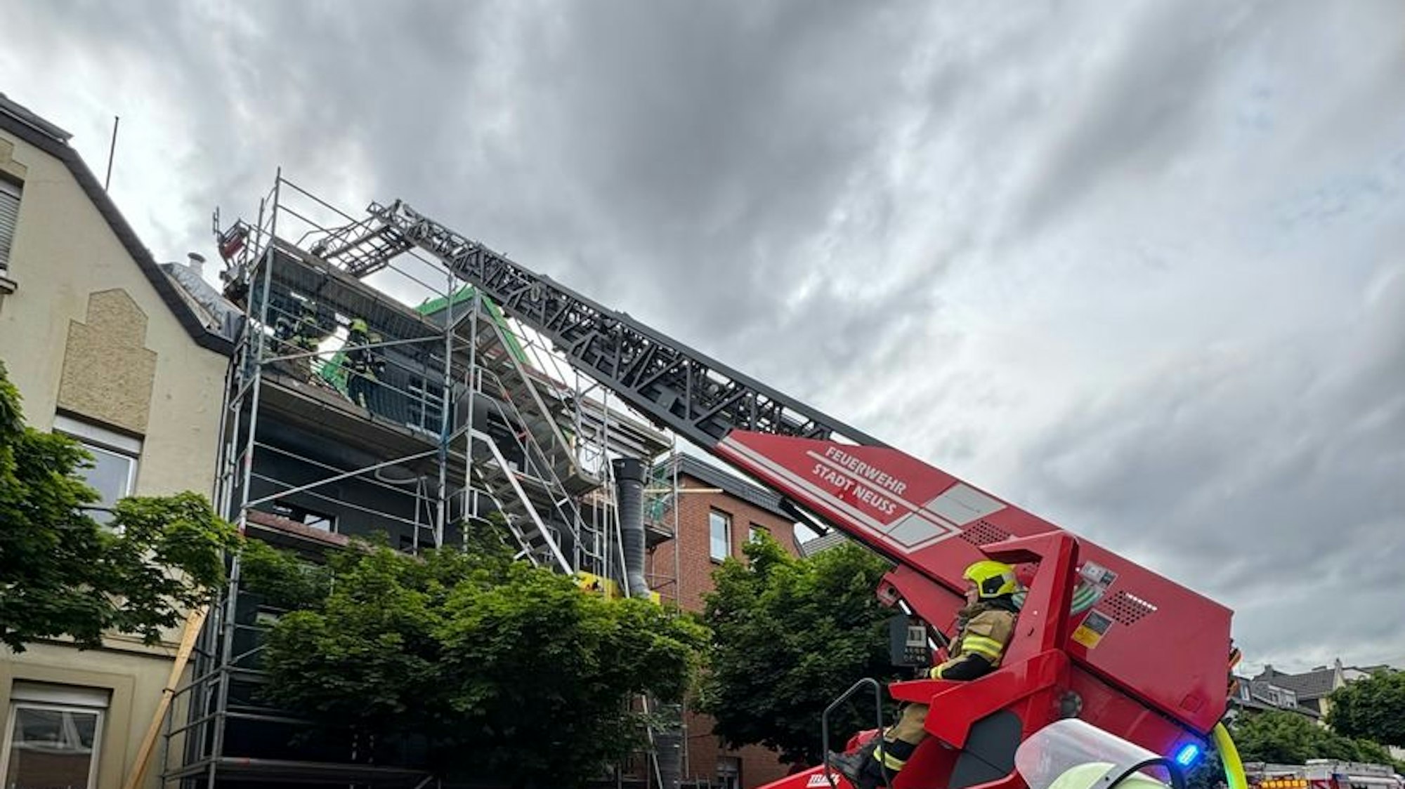 Dachstuhlbrand in einem Wohngebäude im Dreikönigenviertel in Neuss