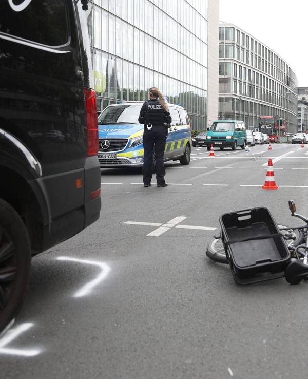 Bei einem schweren Verkehrsunfall ist ein Radfahrer auf der Neuköllner Straße (Nord-Süd-Fahrt) schwer verletzt worden.