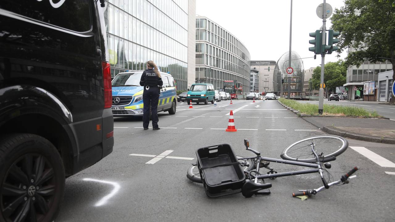 Bei einem schweren Verkehrsunfall ist ein Radfahrer auf der Neuköllner Straße (Nord-Süd-Fahrt) schwer verletzt worden.