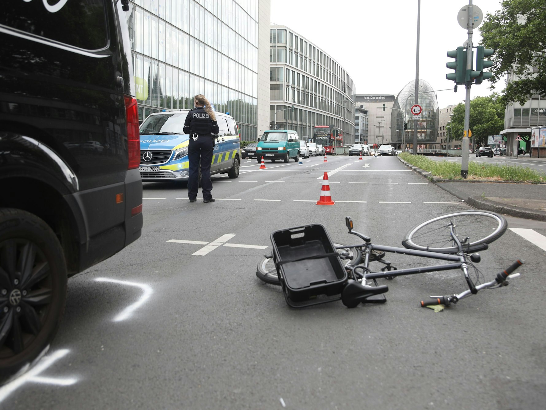 Bei einem schweren Verkehrsunfall ist ein Radfahrer auf der Neuköllner Straße (Nord-Süd-Fahrt) schwer verletzt worden.