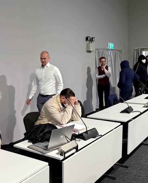 Angeklagte der Leverkusener Großfamilie mit ihren Anwälten im Erweiterungsbau des Kölner Landgerichts