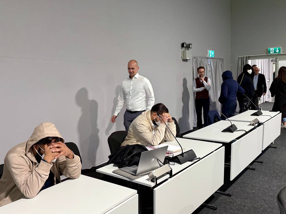 Angeklagte der Leverkusener Großfamilie mit ihren Anwälten im Erweiterungsbau des Kölner Landgerichts