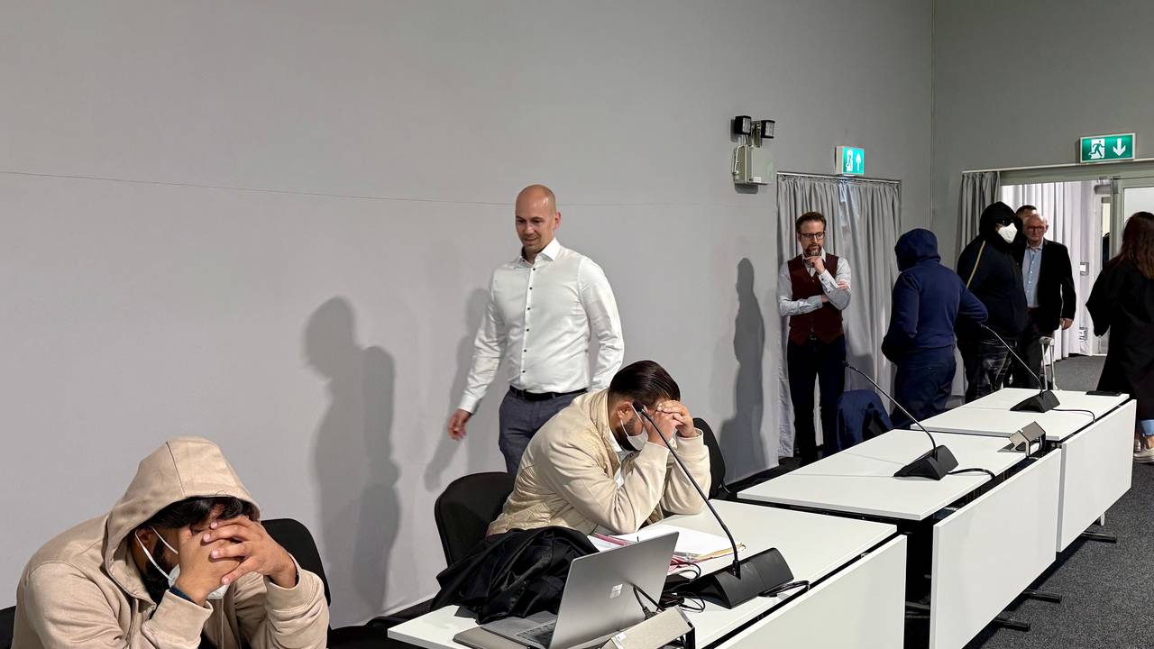Angeklagte der Leverkusener Großfamilie mit ihren Anwälten im Erweiterungsbau des Kölner Landgerichts