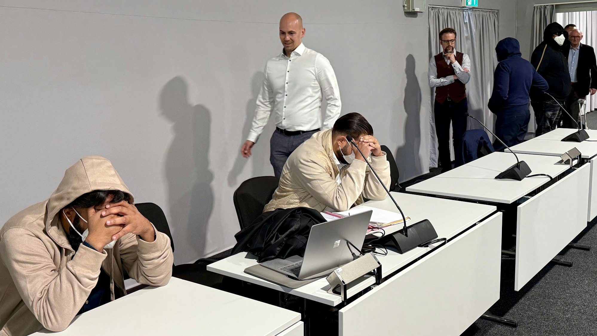 Angeklagte der Leverkusener Großfamilie mit ihren Anwälten im Erweiterungsbau des Kölner Landgerichts