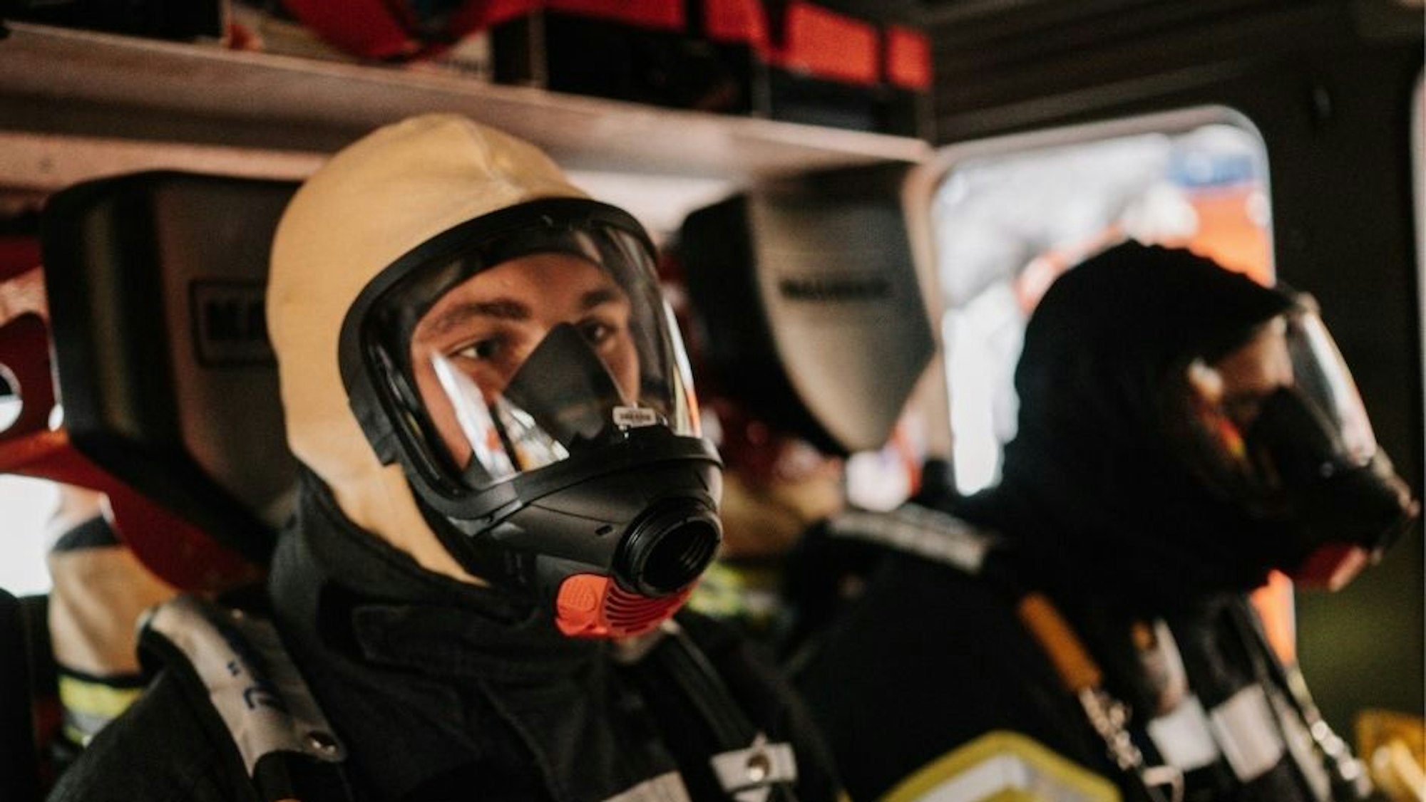 Wohnungsbrand in Alkenrath: Feuerwehr Leverkusen im Einsatz. Mehrere Personen wurden mit Verdacht auf Rauchgasvergiftung ins Krankenhaus gebracht.