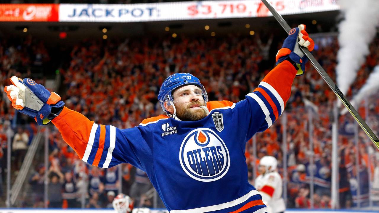 Leon Draisaitl jubelt über seinen Siegtreffer für die Edmonton Oilers in Spiel eins des Stanley-Cup-Finals gegen die Florida Panthers.