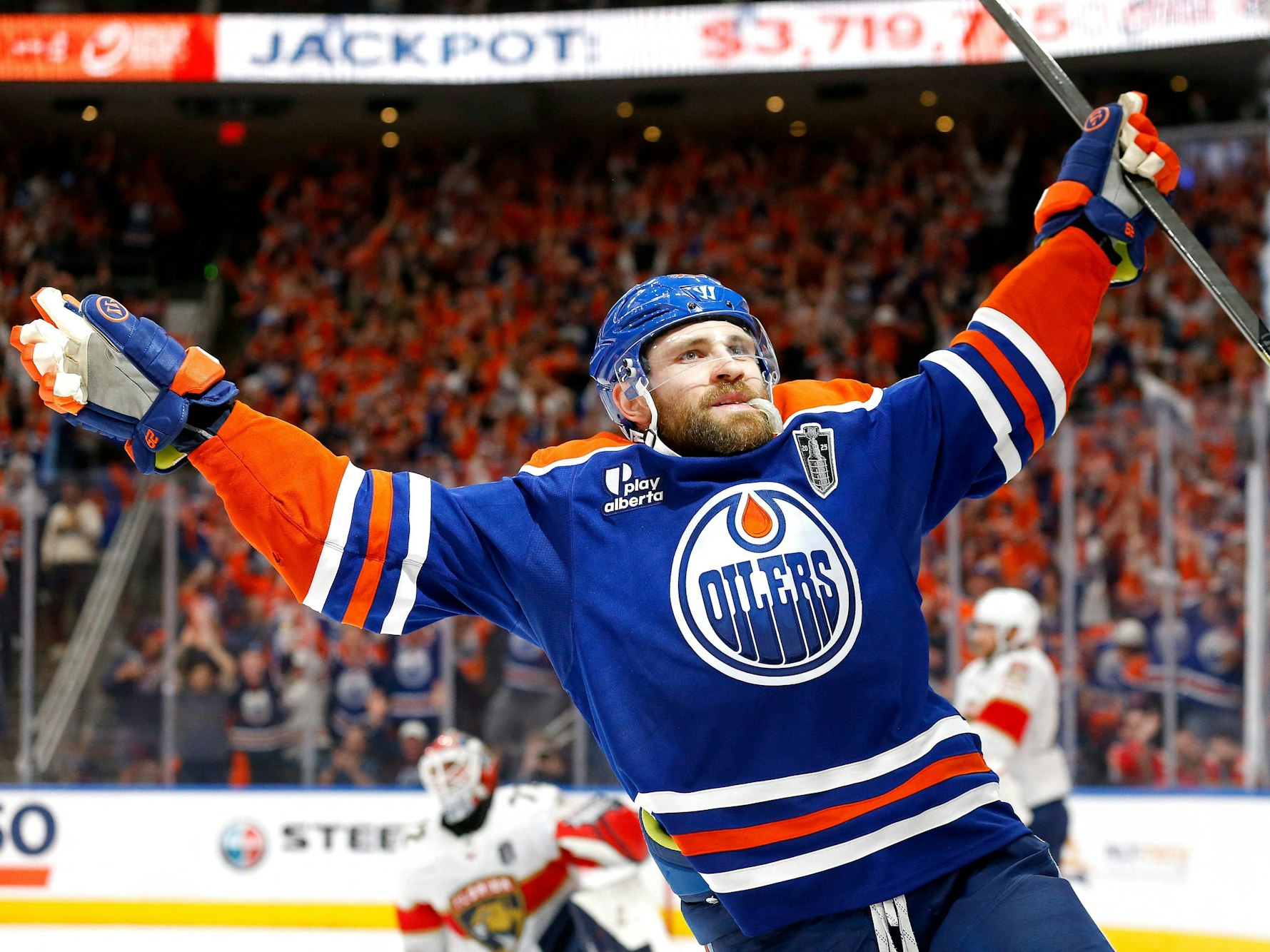 Leon Draisaitl jubelt über seinen Siegtreffer für die Edmonton Oilers in Spiel eins des Stanley-Cup-Finals gegen die Florida Panthers.