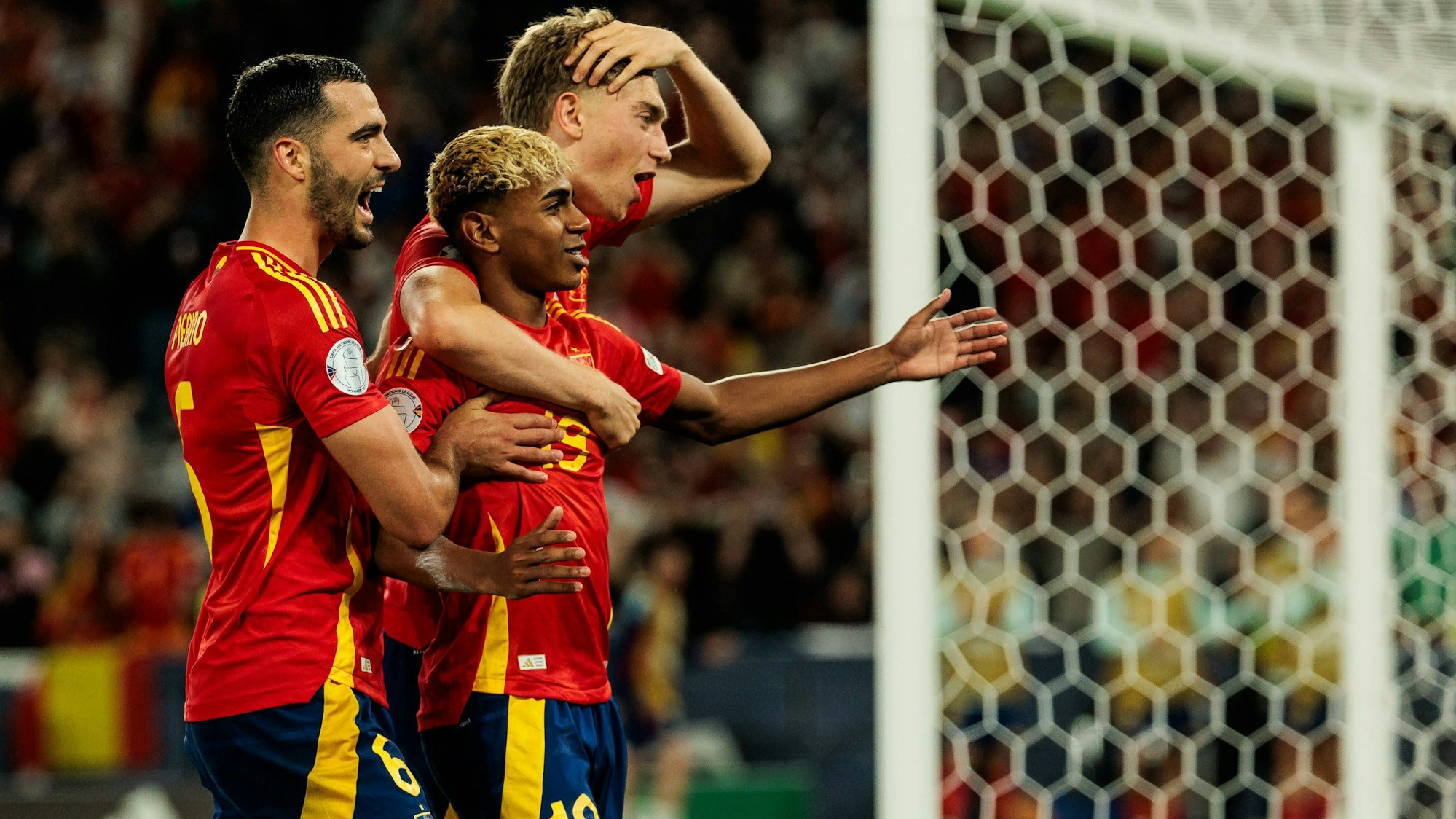 Mikel Merino (l.), Lamine Yamal (M.) und Dean Huijsen jubeln gemeinsam.