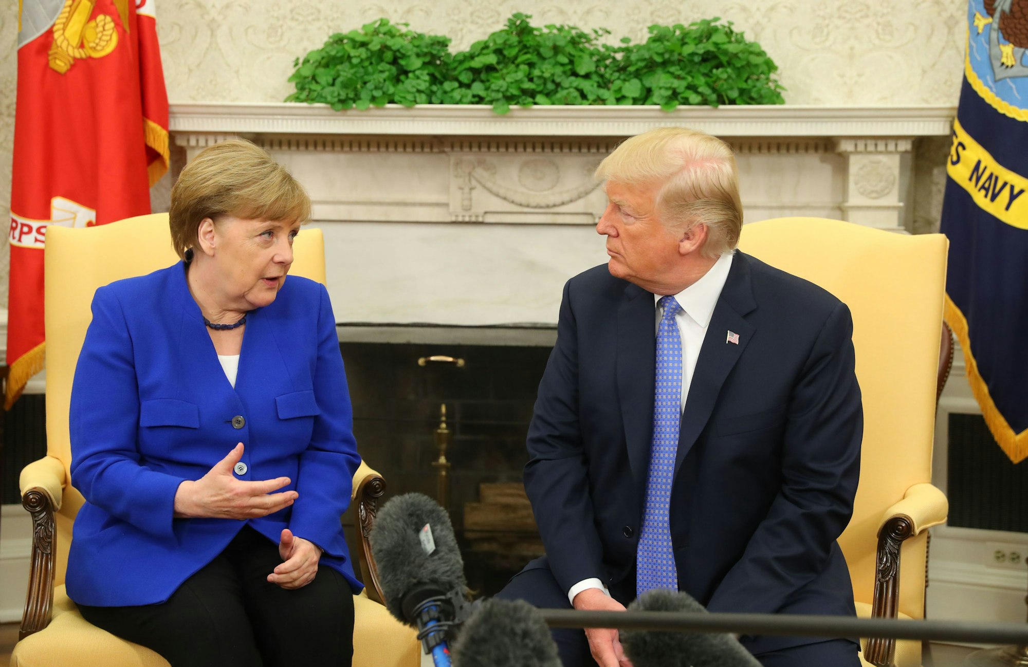 Die damalige Bundeskanzlerin Angela Merkel traf 2018 US-Präsident Trump im Oval Office.