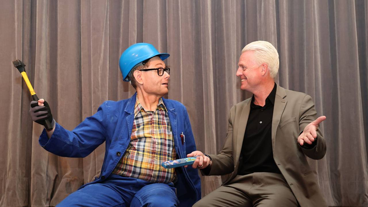 Handwerker Peters sitzt mit Guido Cantz auf der Bühne.