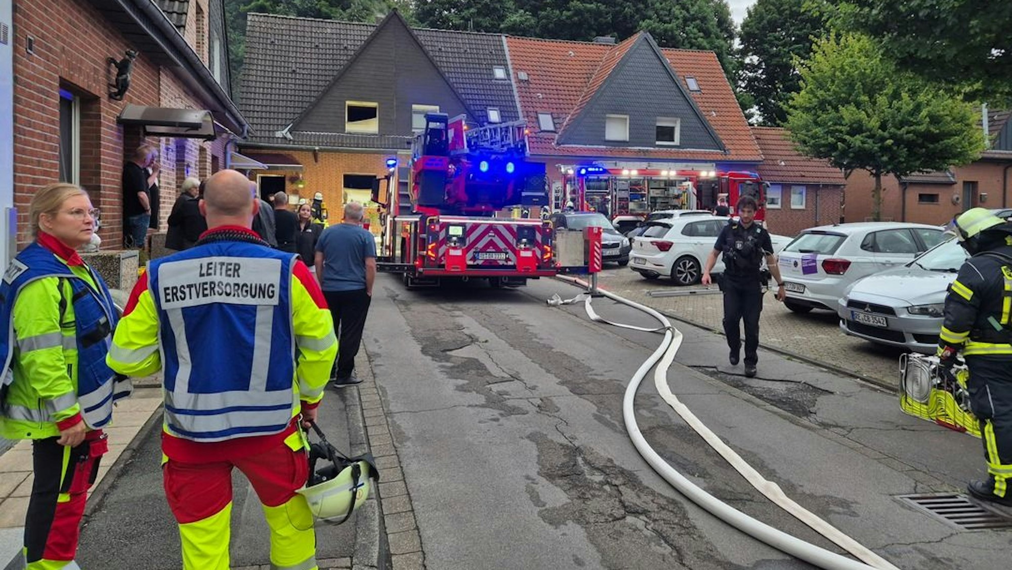 Feuerwehr und Rettungskräfte im Einsatz bei einem Wohnungsbrand in einem Reiheneckhaus in Datteln