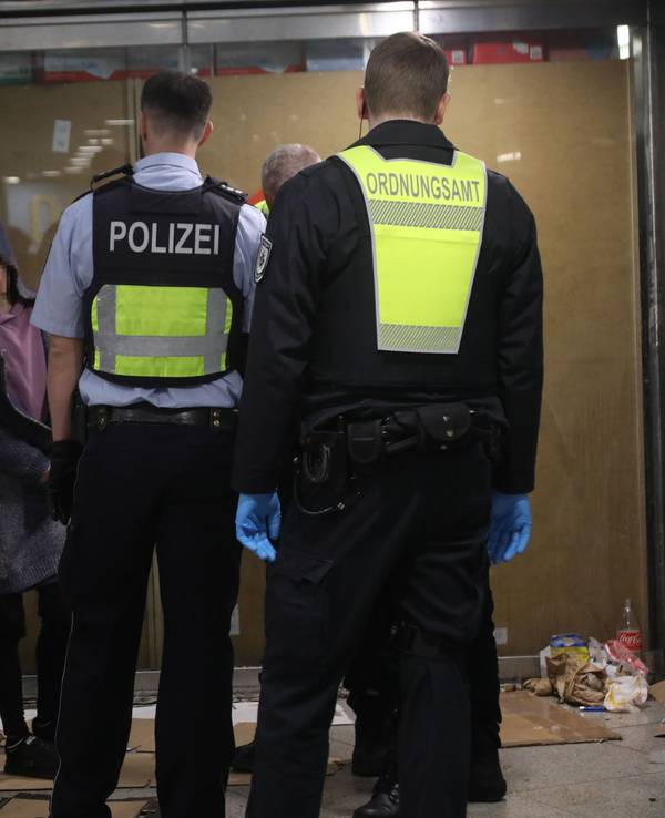 Eine Personenkontrolle an einer Haltestelle.
