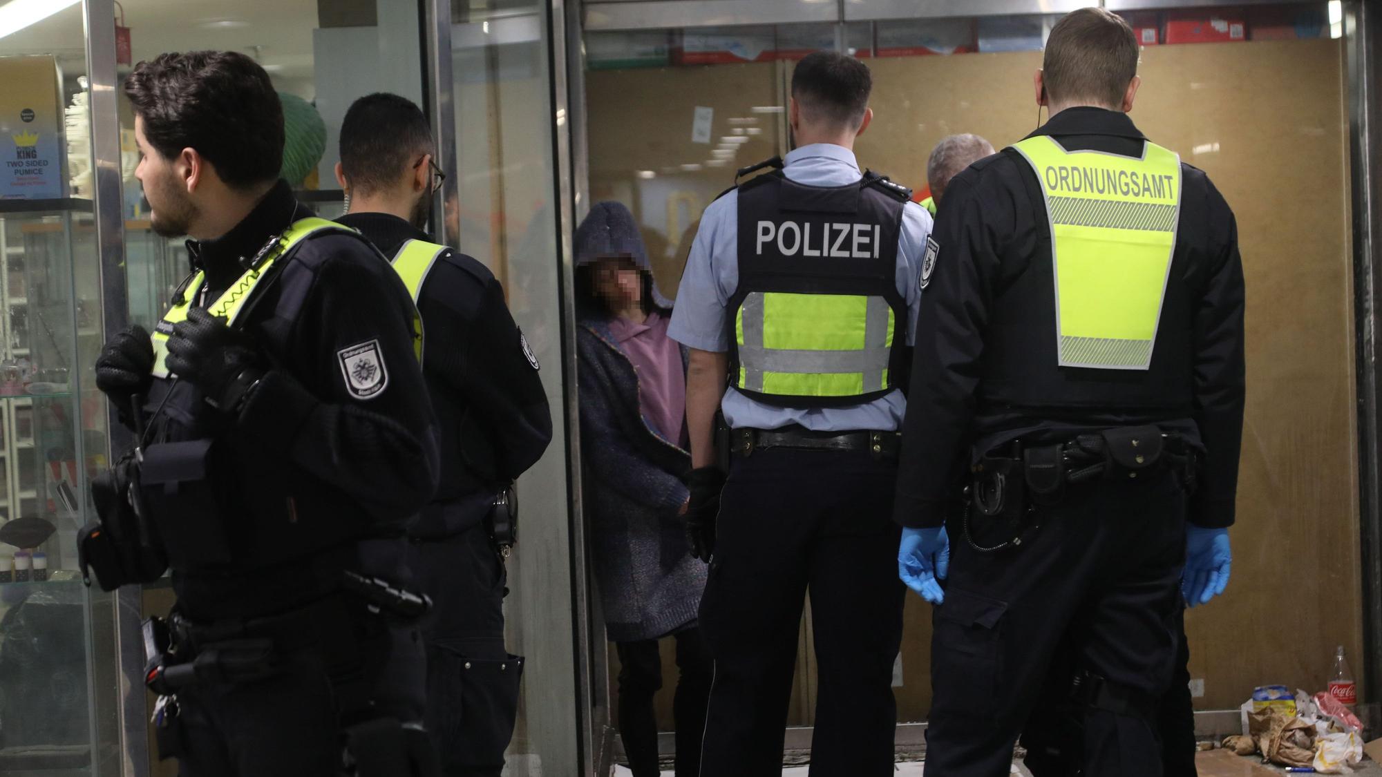 Seit März 2025 ist eine Kooperationsstreife in der Innenstadt im Einsatz, hier zu sehen bei einer Maßnahme an der Haltestelle Appellhofplatz.