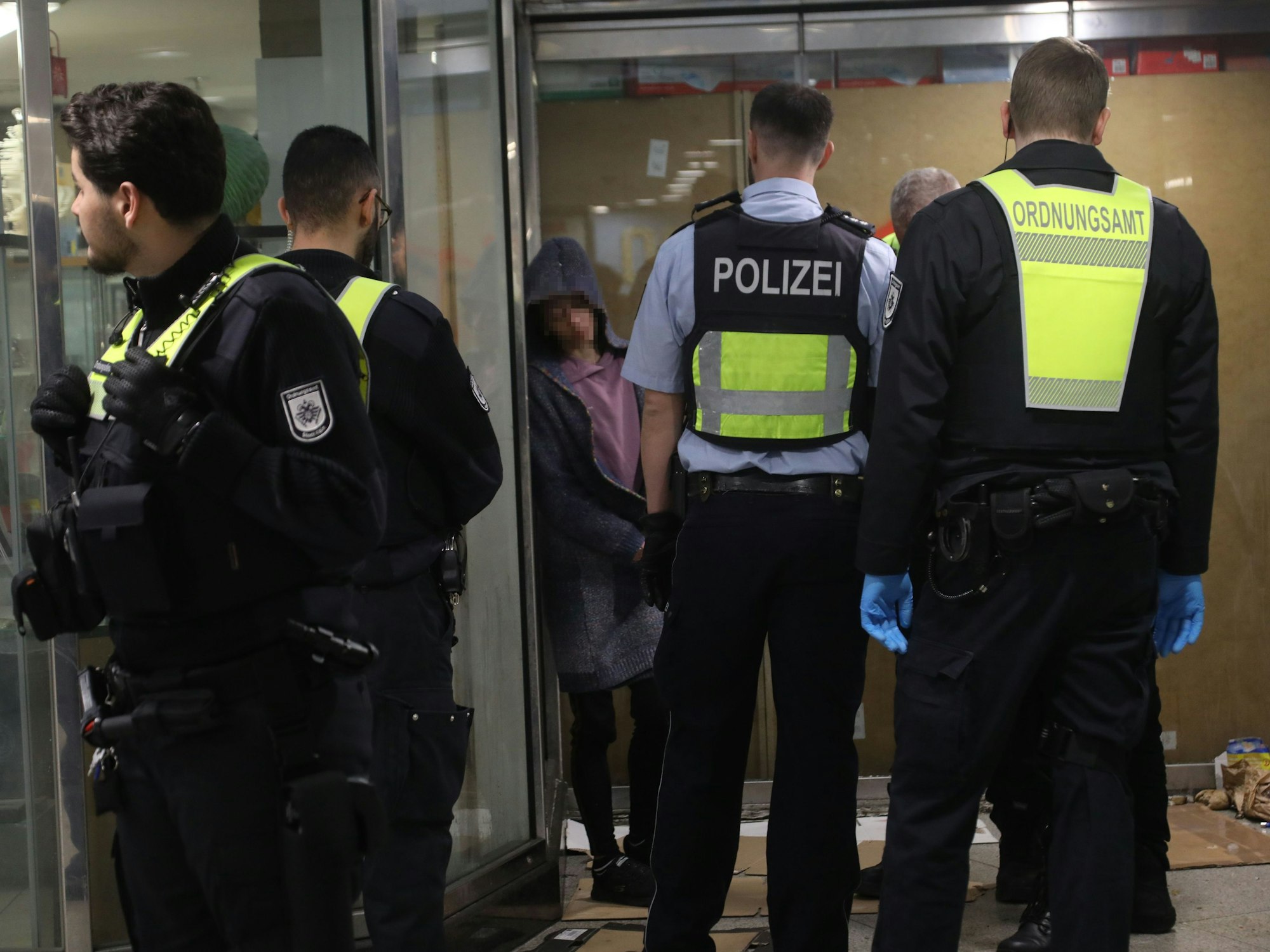 Eine Personenkontrolle an einer Haltestelle.