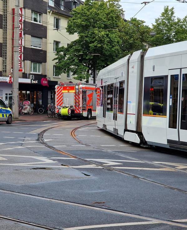 Einsatzkräfte von Polizei und Feuerwehr am Unfallort in Köln-Lindenthal.