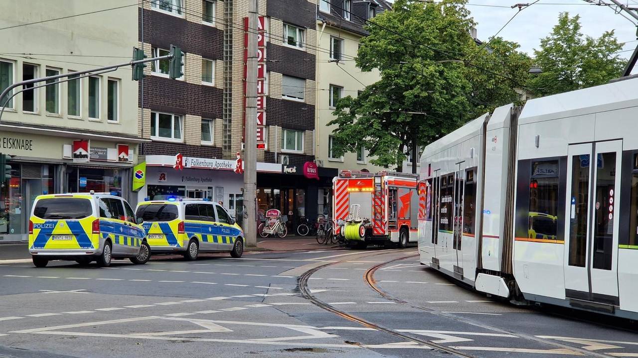 Einsatzkräfte von Polizei und Feuerwehr am Unfallort in Köln-Lindenthal.