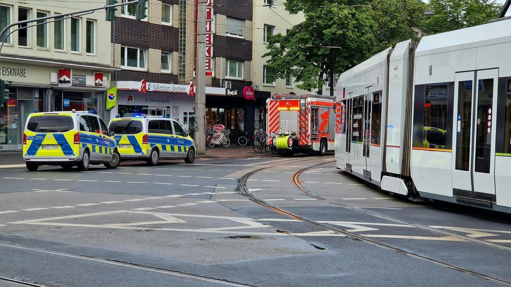 Einsatzkräfte von Polizei und Feuerwehr am Unfallort in Köln-Lindenthal.