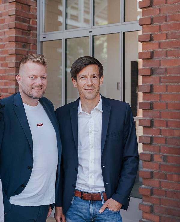 Unternehmer Wilke Stroman (45), Ex-Profi-Spielerin Tugba Tekkal (40) und der amtierende FC-Vizepräsident Carsten Wettich (45) stehen an den Abelauten.