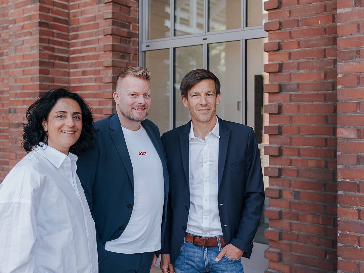 Wilke Stroman, Tugba Tekkal und Carsten Wettich stehen an den Abelbauten.
