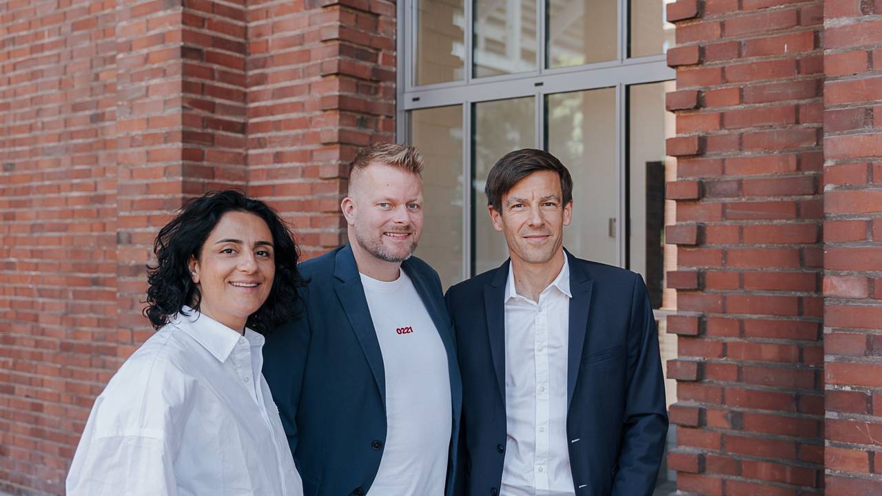 Unternehmer Wilke Stroman (45), Ex-Profi-Spielerin Tugba Tekkal (40) und der amtierende FC-Vizepräsident Carsten Wettich (45) stehen an den Abelauten.