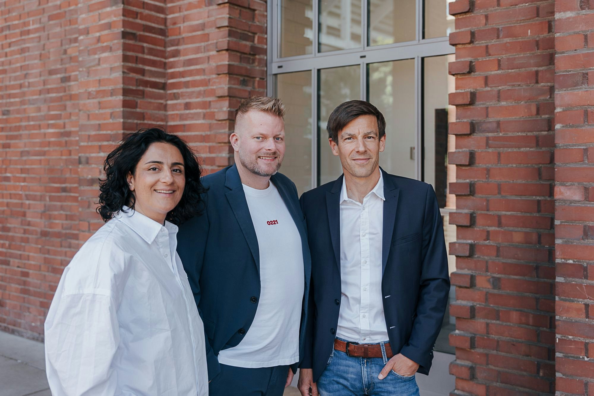 Wilke Stroman, Ex-Profi-Spielerin Tugba Tekkal und der amtierende FC-Vizepräsident Carsten Wettich stehen an den Abelbauten.