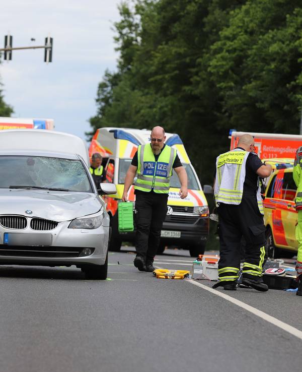 Einsatzkräfte der Polizei, der Feuerwehr und vom Rettungsdienst sind nach einem Unfall neben dem Unfallfahrzeug im Einsatz.