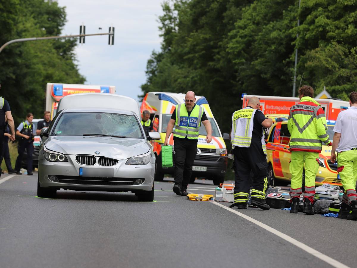 Einsatzkräfte der Polizei, der Feuerwehr und vom Rettungsdienst sind nach einem Unfall neben dem Unfallfahrzeug im Einsatz.