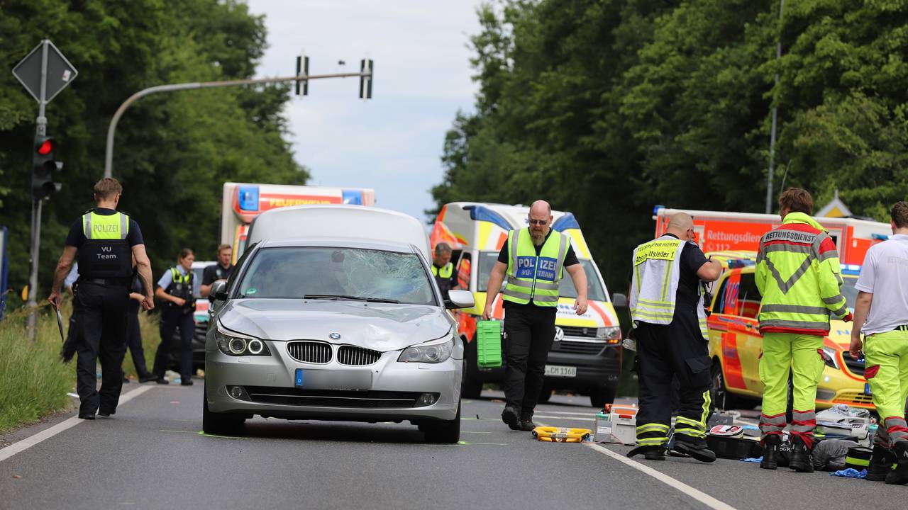 Einsatzkräfte der Polizei, der Feuerwehr und vom Rettungsdienst sind nach einem Unfall neben dem Unfallfahrzeug im Einsatz.