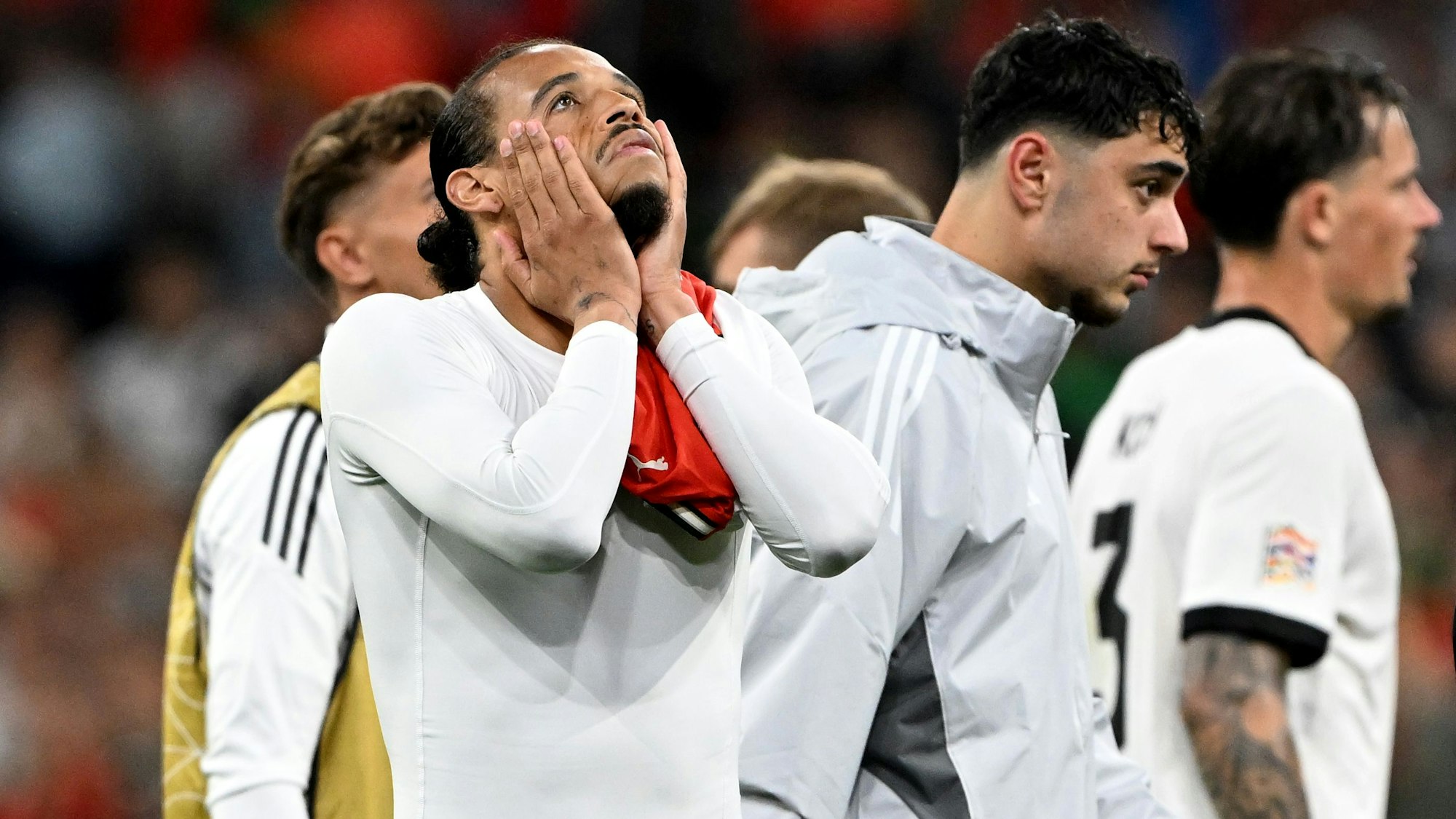 Deutschlands Leroy Sané und Aleksandar Pavlović reagieren nach der Niederlage.