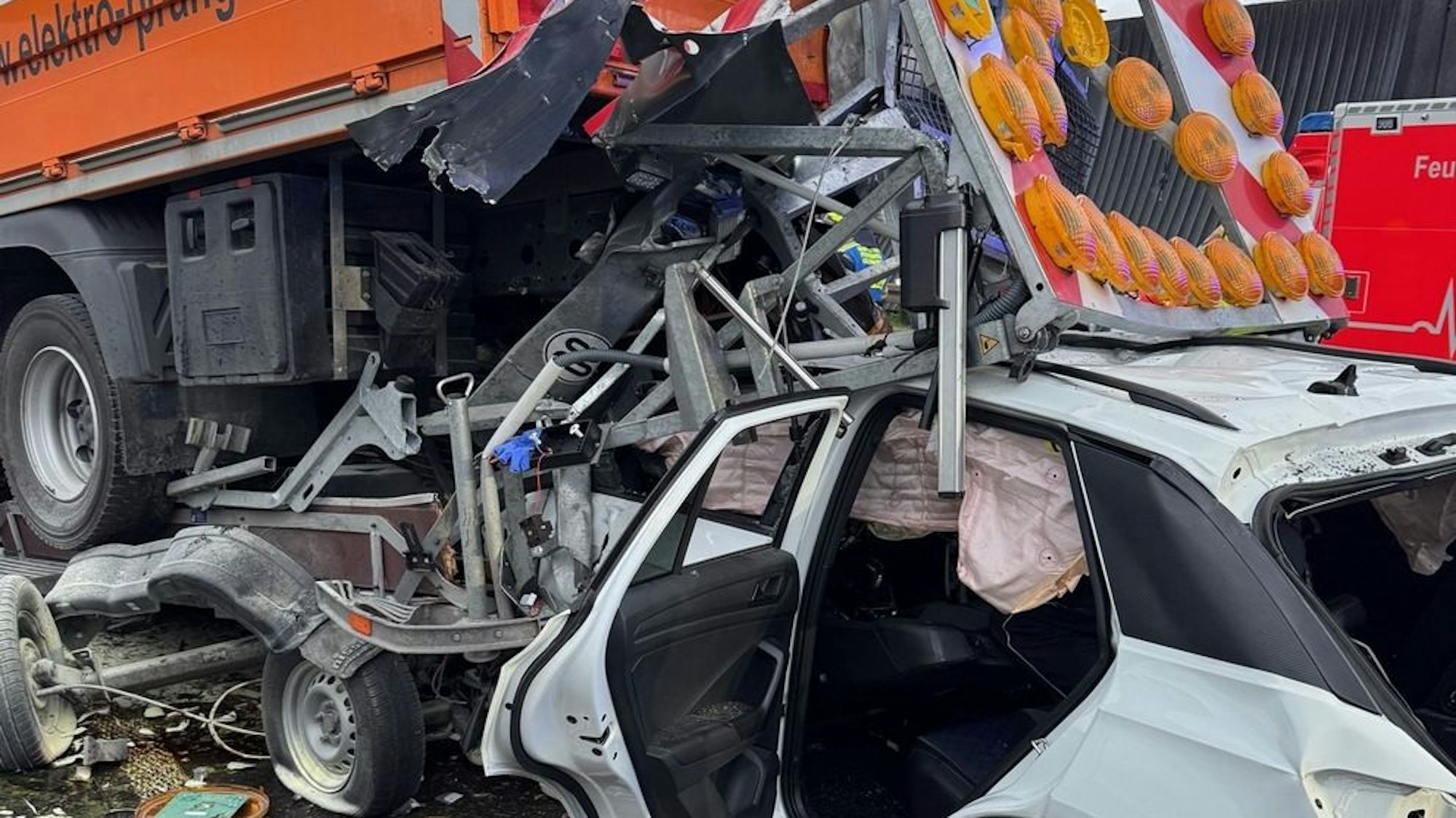 Schwerer Verkehrsunfall auf der Bundesautobahn A2 in Fahrtrichtung Hannover mit schwerverletztem Fahrer