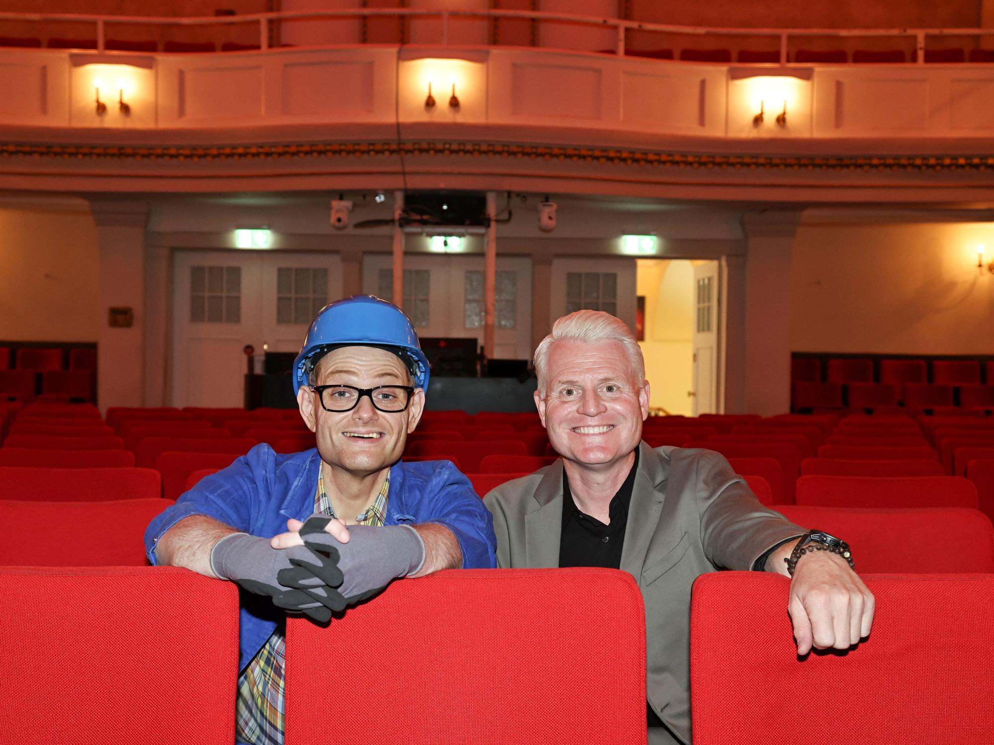 Kai Kramosta sitzt mit Guido Cantz im Theater.