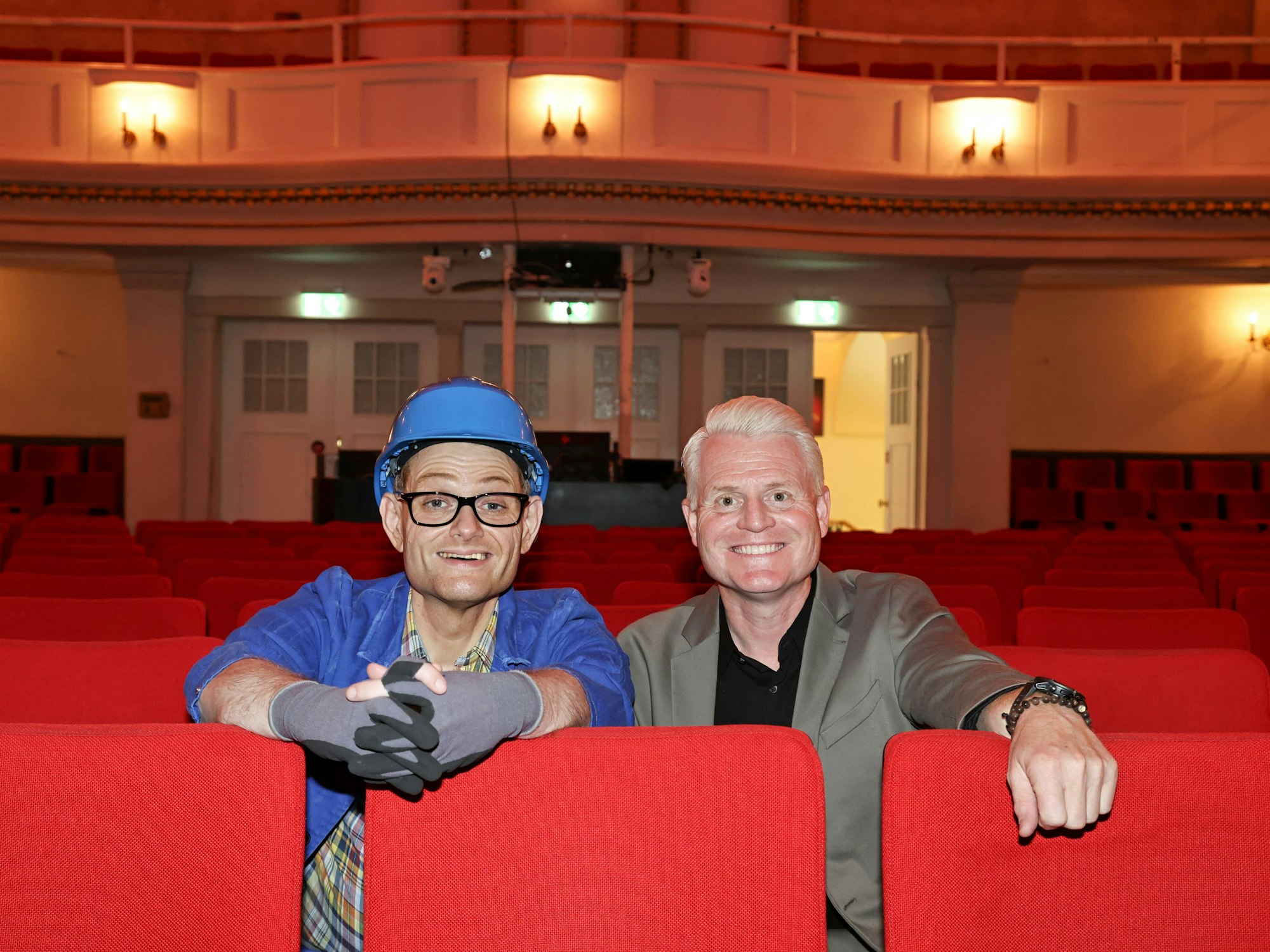 Kai Kramosta sitzt mit Guido Cantz im Theater.