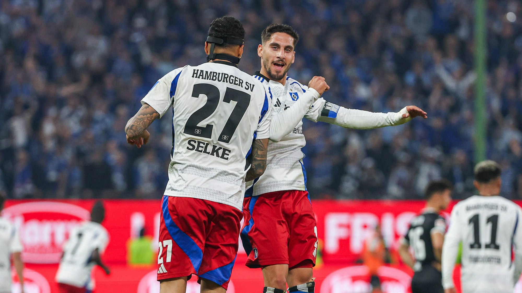 Ludovit Reis jubelt im Aufstiegsspiel des Hamburger SV gegen den SSV Ulm mit Davie Selke.