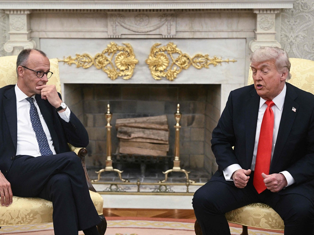 US-Präsident Donald Trump (rechts) spricht zum ersten Mal mit Bundeskanzler Friedrich Merz (CDU) im Oval Office des Weißen Hauses.