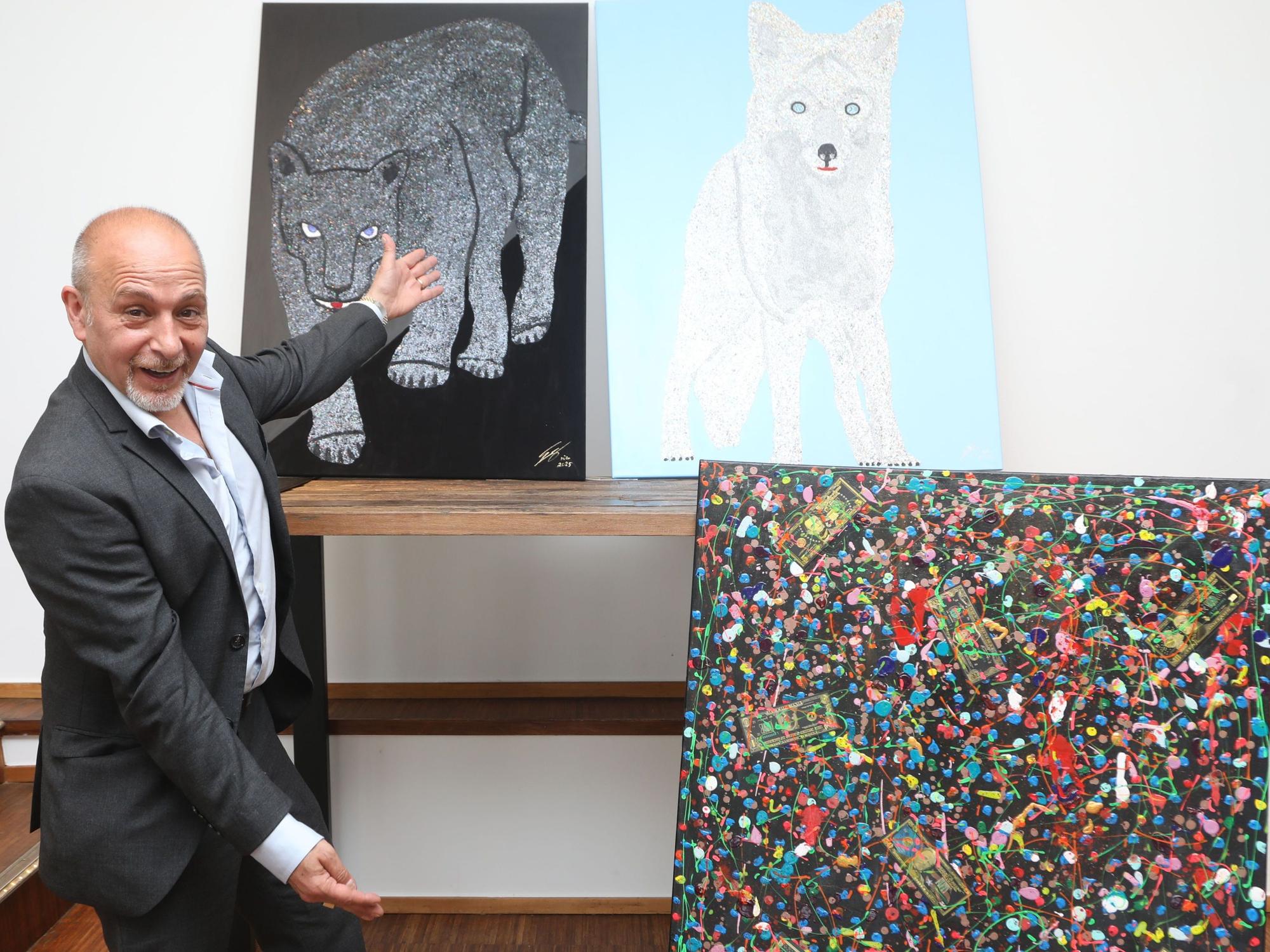 Erdoğan Atalay zeigt ein paar seiner Bilder.