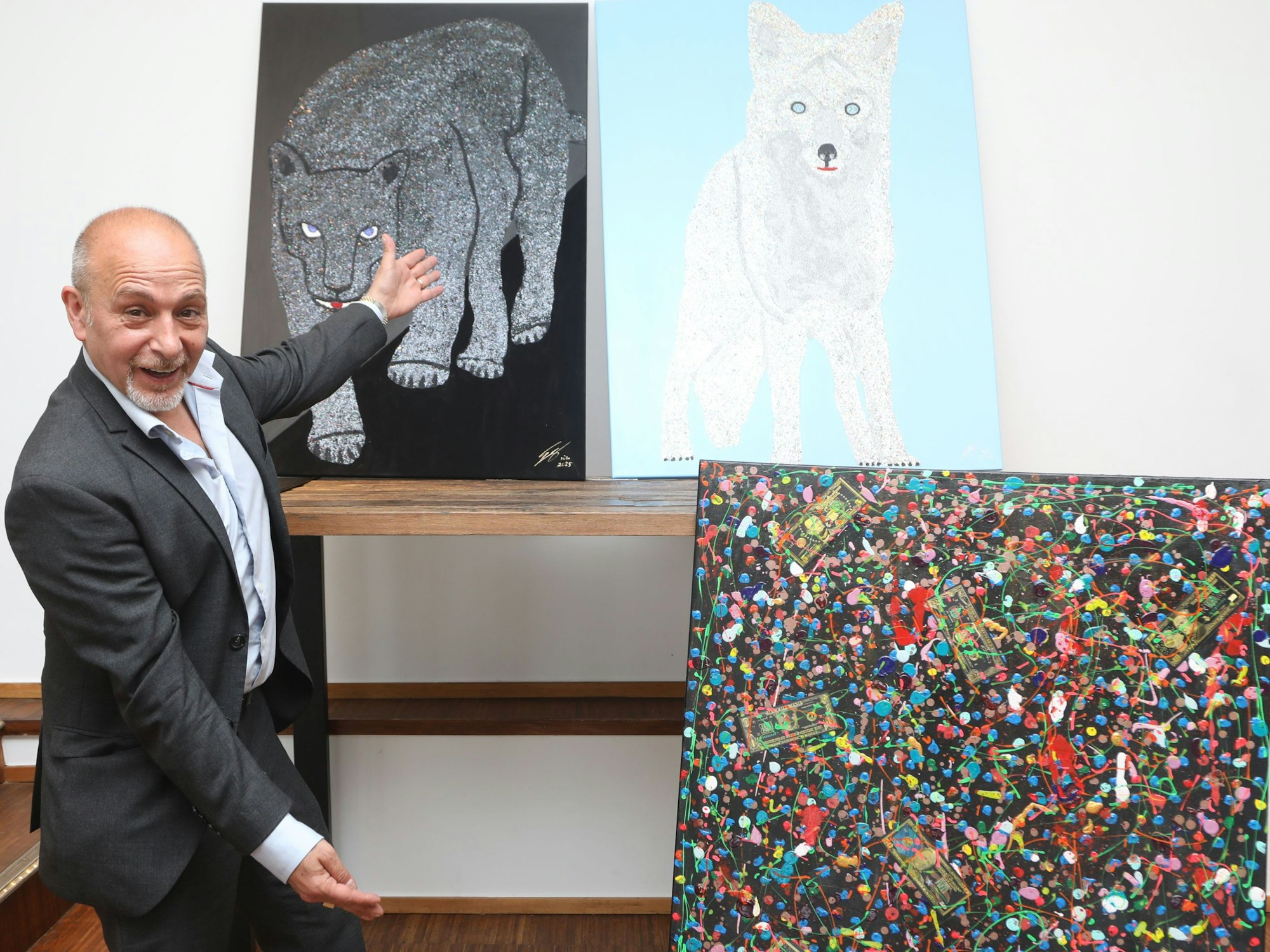 Erdoğan Atalay zeigt ein paar seiner Bilder.