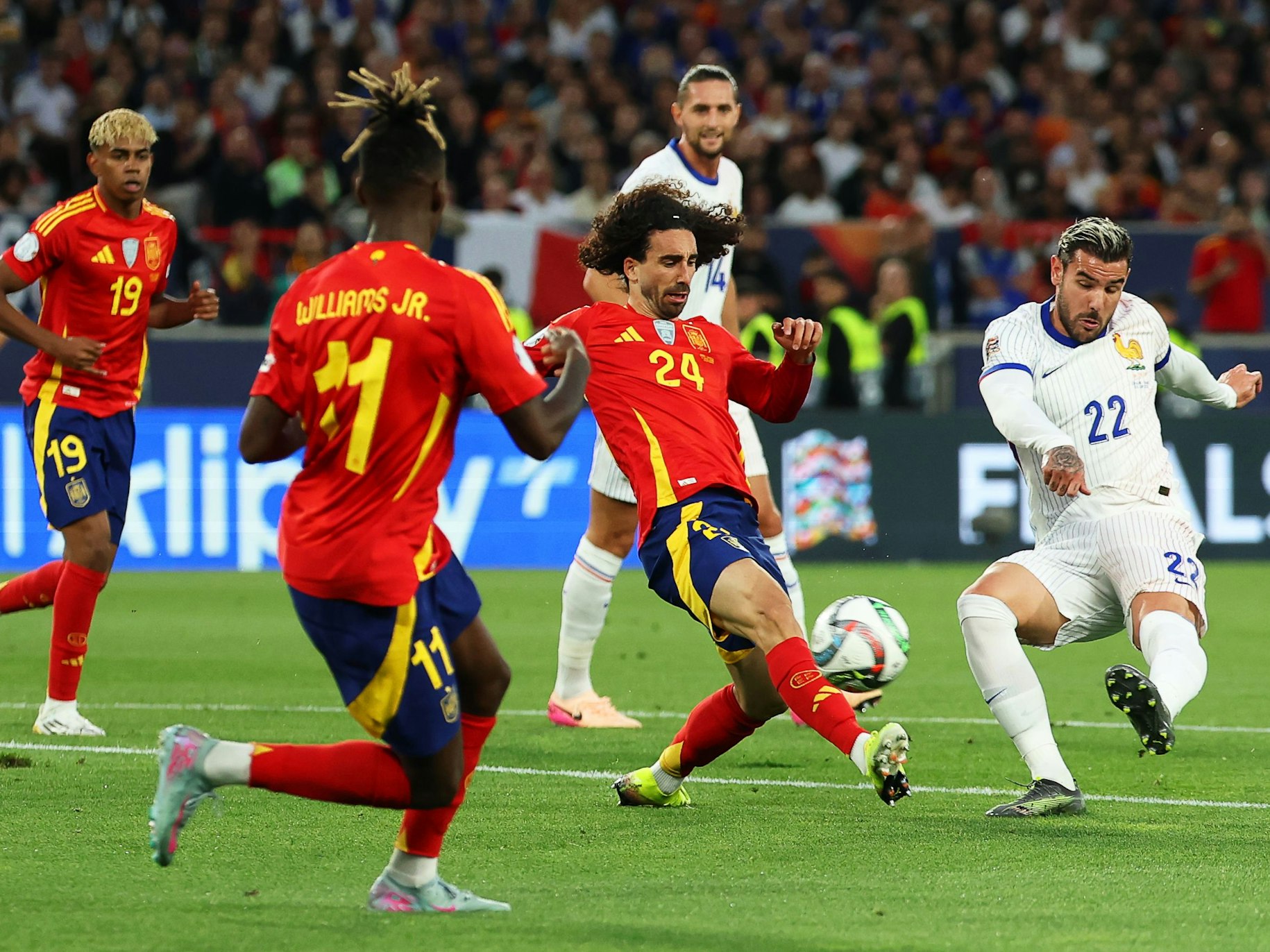 Frankreichs Theo Hernandez (r) in Aktion gegen Spaniens Marc Cucurella (2.v.r).