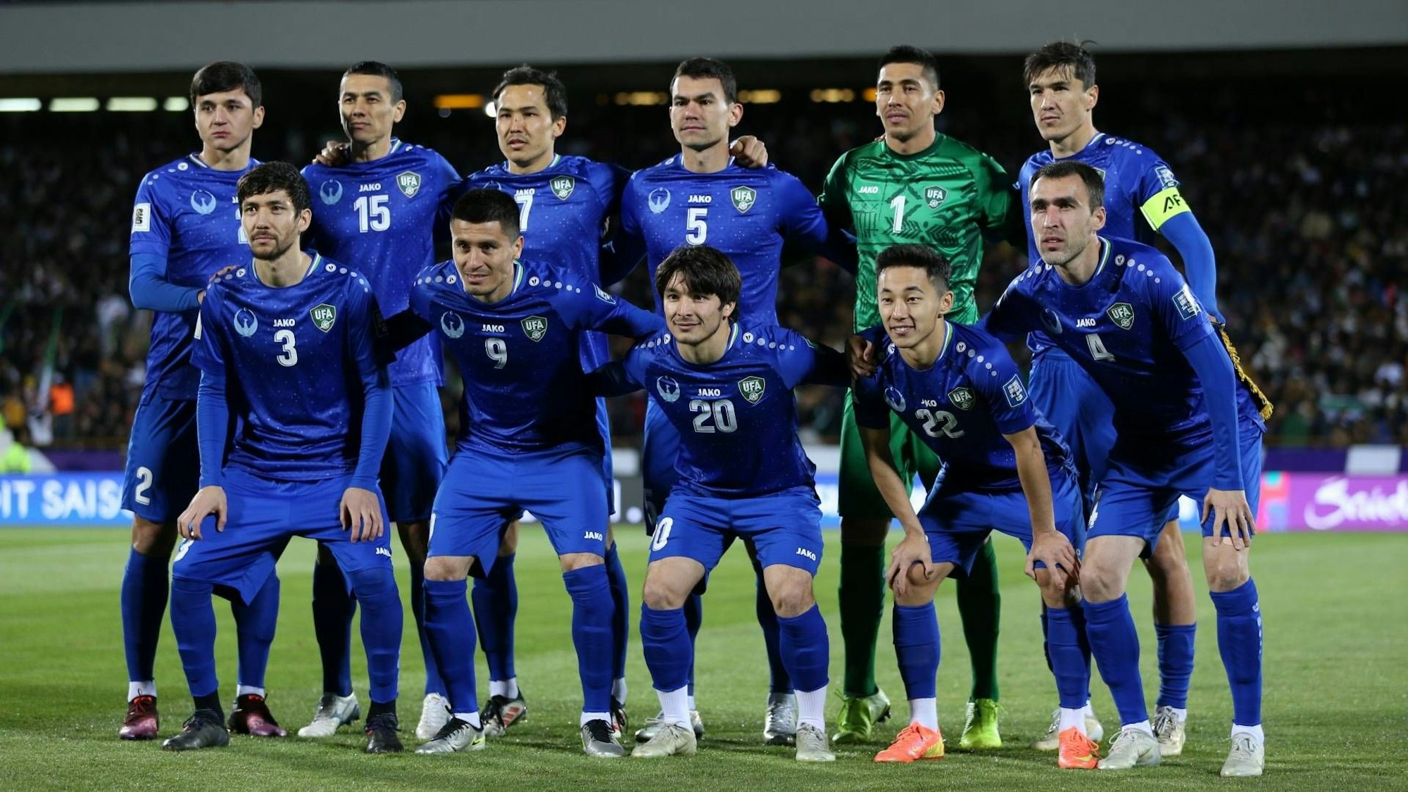 Die Nationalmannschaft von Usbekistan beim Mannschaftsfoto.