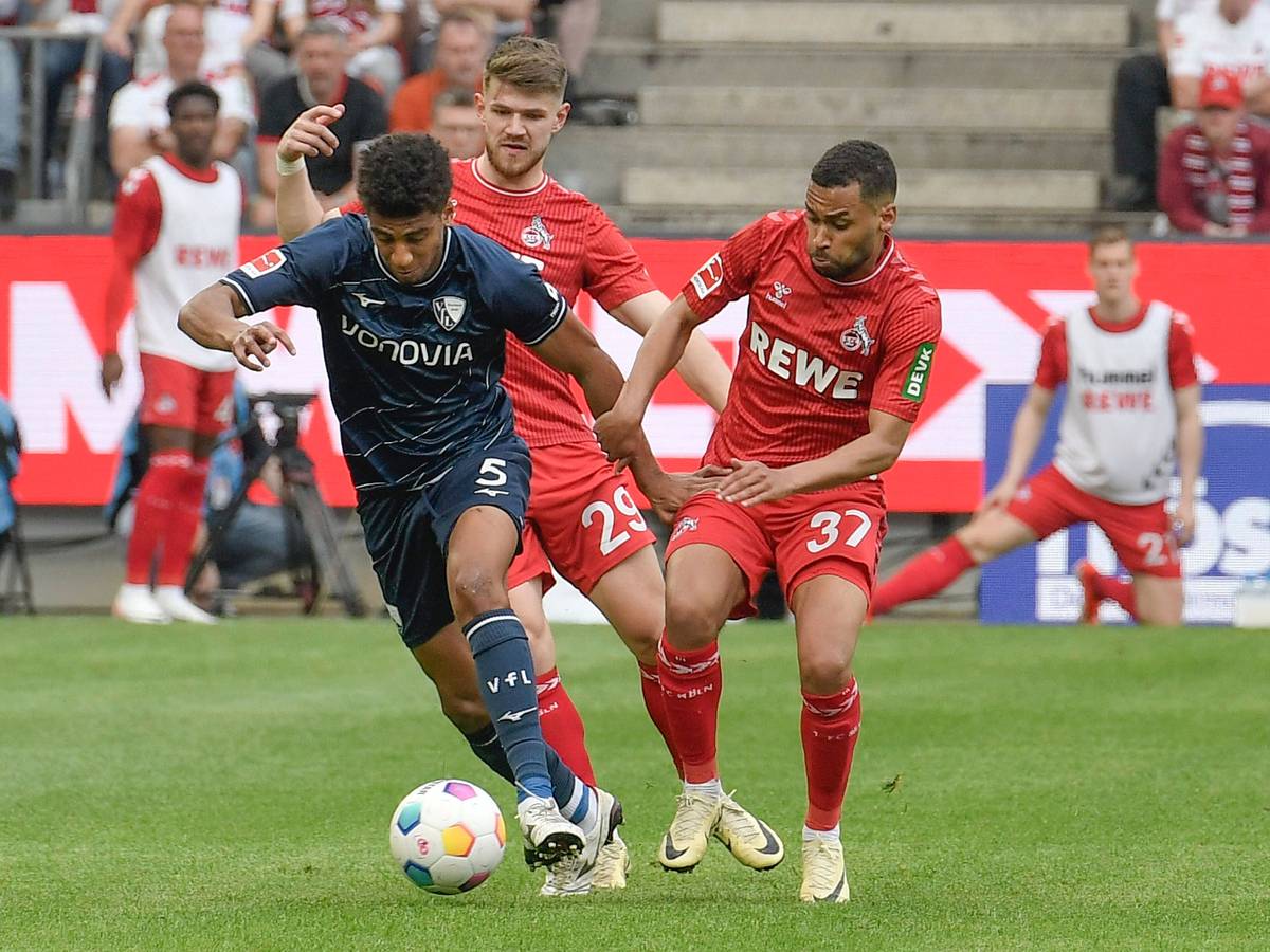 Bochums Bernardo schirmt den Ball gegen die Kölner Linton Maina und Jan Thielmann ab.