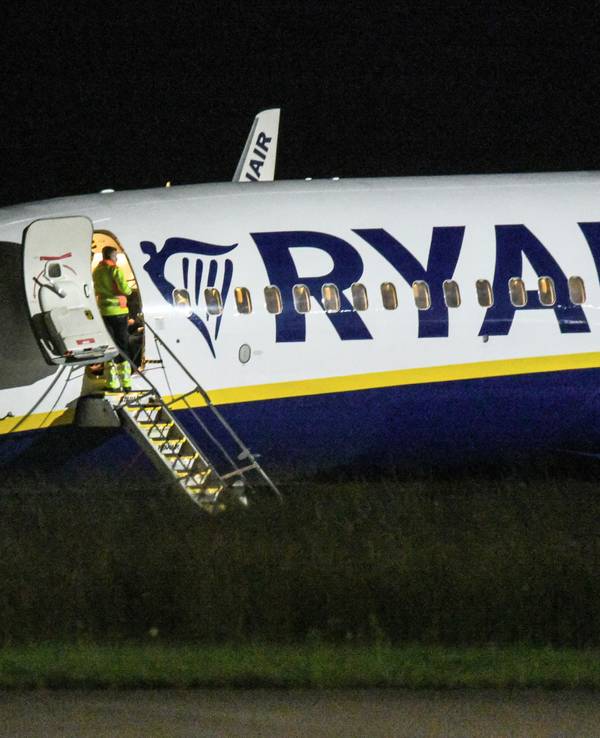 Ein Passagierjet der Fluggesellschaft Ryanair steht auf dem Vorfeld am Flughafen Memmingen. Der Flieger war von Berlin nach Mailand unterwegs, als er in Turbulenzen geratenen ist. Es gab mehrere Verletzte, Rettungskräfte waren auf dem Airport im Unterallgäu im Einsatz.