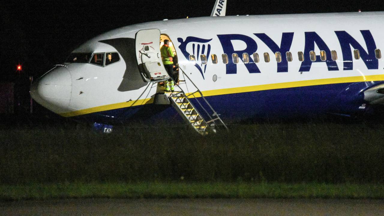 Ein Passagierjet der Fluggesellschaft Ryanair steht auf dem Vorfeld am Flughafen Memmingen. Der Flieger war von Berlin nach Mailand unterwegs, als er in Turbulenzen geratenen ist. Es gab mehrere Verletzte, Rettungskräfte waren auf dem Airport im Unterallgäu im Einsatz.