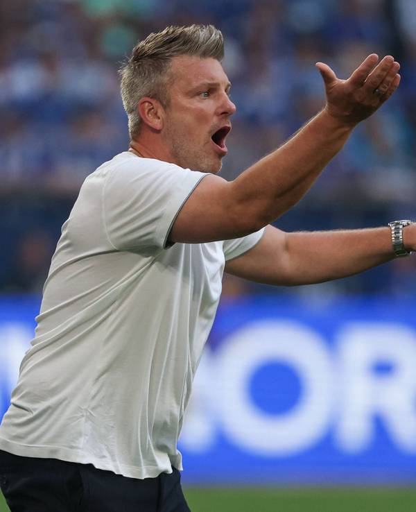 Trainer Lukas Kwasniok gibt lautstark Anweisungen.