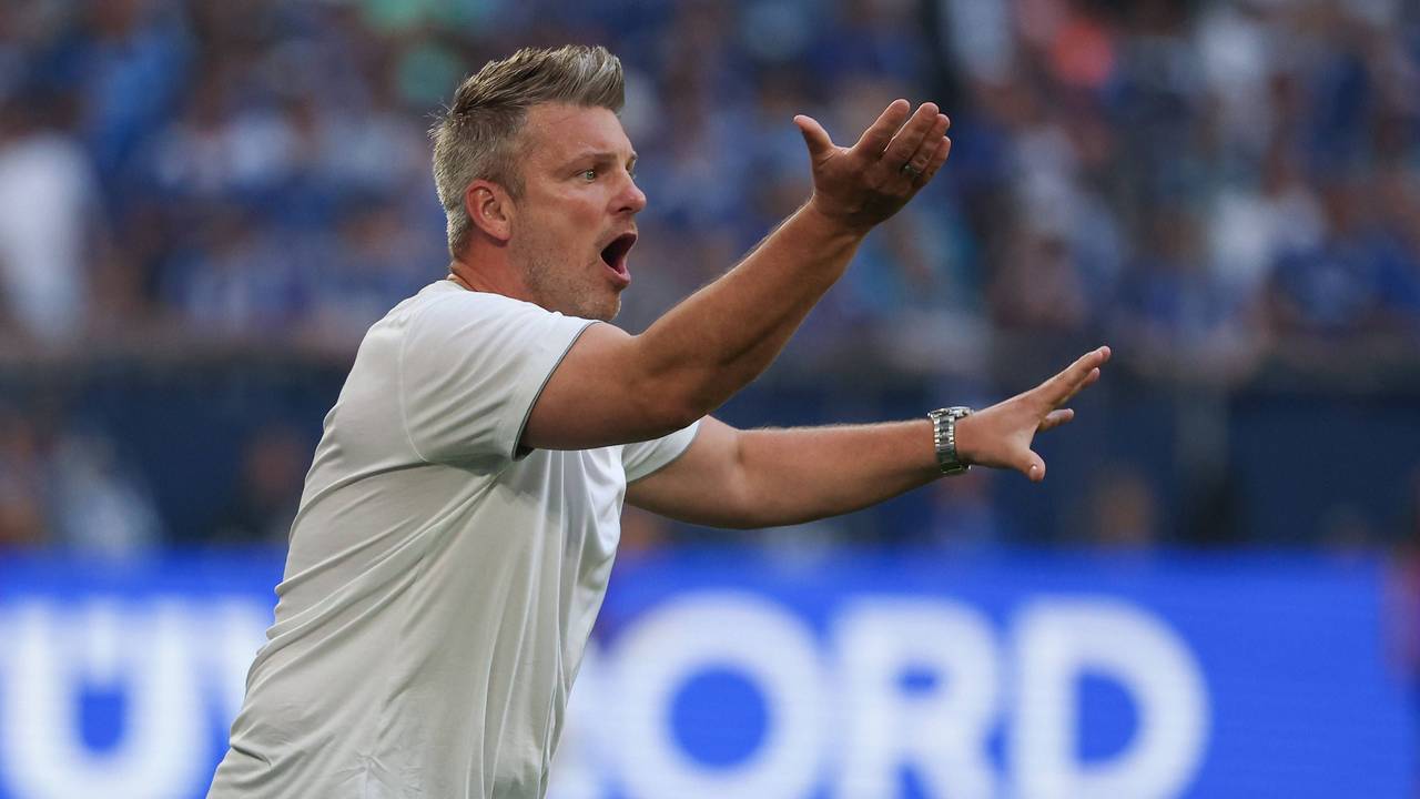 Trainer Lukas Kwasniok gibt lautstark Anweisungen.