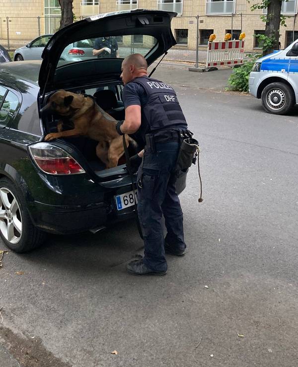 Am Donnerstagabend (5. Juni 2025) hat die Polizei das Auto eines mutmaßlichen Dealers (22) mit einem Drogenspürhund durchsucht.
