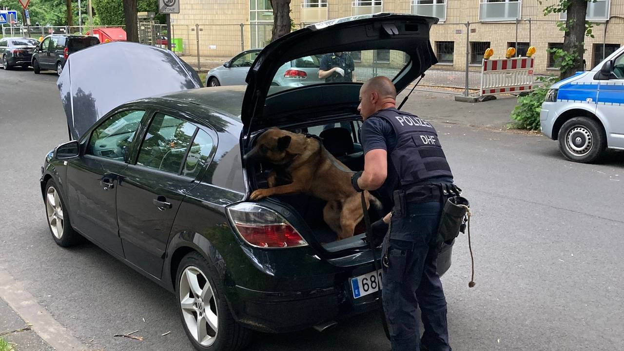 Am Donnerstagabend (5. Juni 2025) hat die Polizei das Auto eines mutmaßlichen Dealers (22) mit einem Drogenspürhund durchsucht.