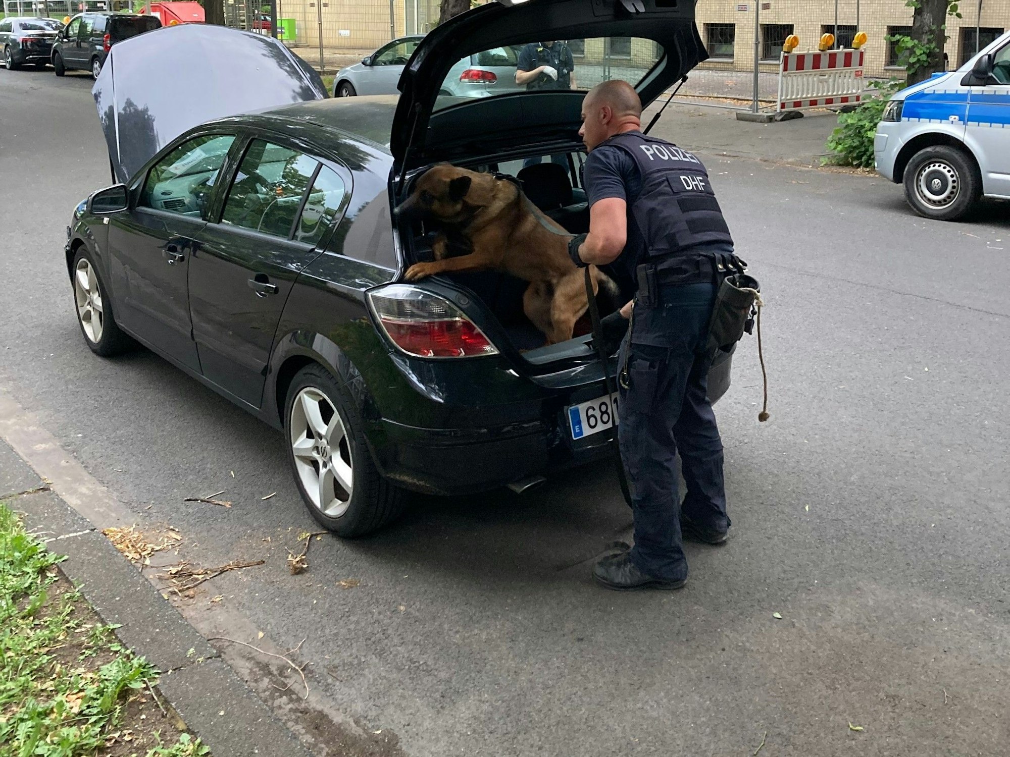 Am Donnerstagabend (5. Juni 2025) hat die Polizei das Auto eines mutmaßlichen Dealers (22) mit einem Drogenspürhund durchsucht.