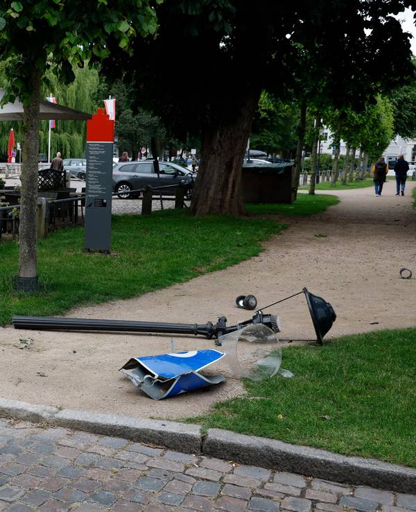 06.06.2025, Schleswig-Holstein, Friedrichstadt: Eine umgefahrene Laterne liegt auf dem Marktplatz. Ein Autofahrer hat in Nordfriesland auf einem Marktplatz die Kontrolle über seinen Wagen verloren und fünf Passanten verletzt. Foto: Georg Wendt/dpa +++ dpa-Bildfunk +++