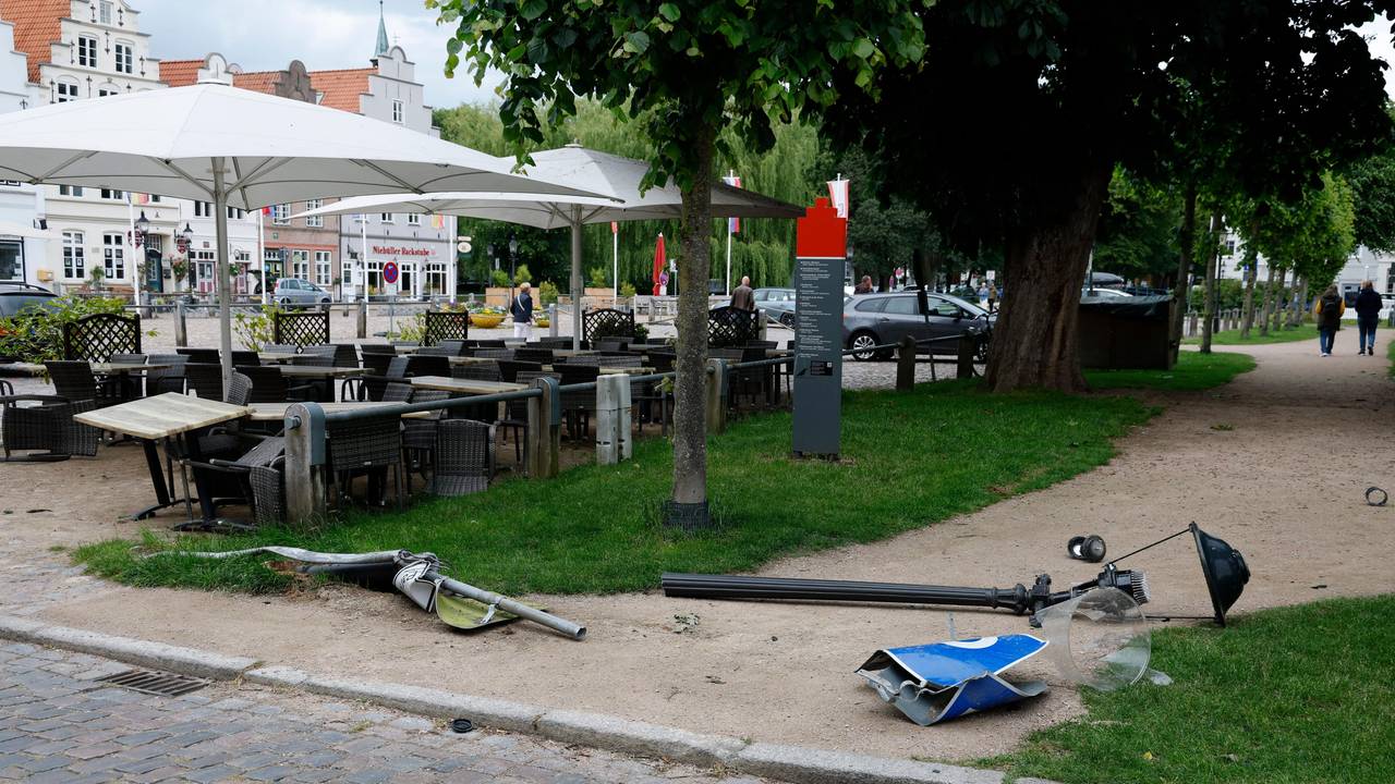 06.06.2025, Schleswig-Holstein, Friedrichstadt: Eine umgefahrene Laterne liegt auf dem Marktplatz. Ein Autofahrer hat in Nordfriesland auf einem Marktplatz die Kontrolle über seinen Wagen verloren und fünf Passanten verletzt. Foto: Georg Wendt/dpa +++ dpa-Bildfunk +++
